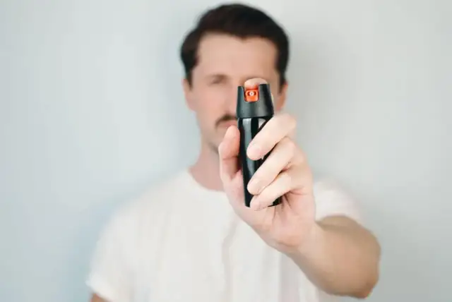 Czy można przewozić gaz pieprzowy w samolocie? Przepisy i wyjątki