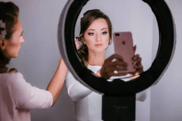 Co pierwsze makijaż czy fryzura? Uniknij błędów w przygotowaniach