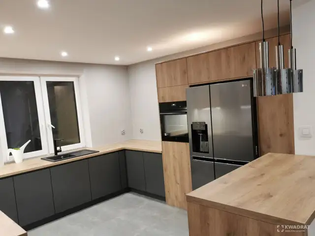 Płytki do ciemnych mebli kuchennych: jak rozjaśnić wnętrze?