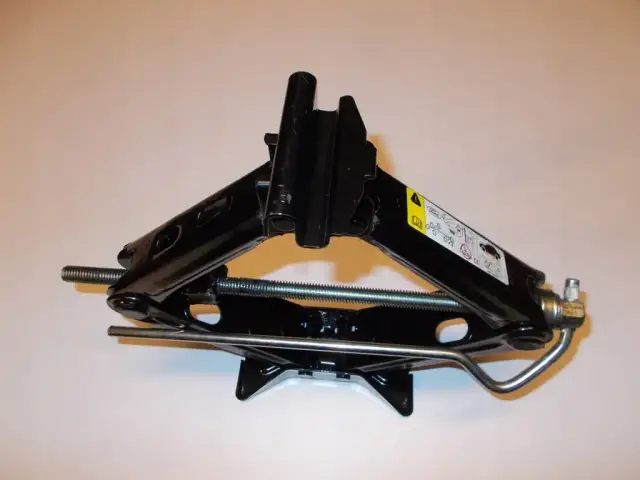 Gdzie znajduje się lewarek w Ford S-MAX? Uniknij problemów z wymianą koła