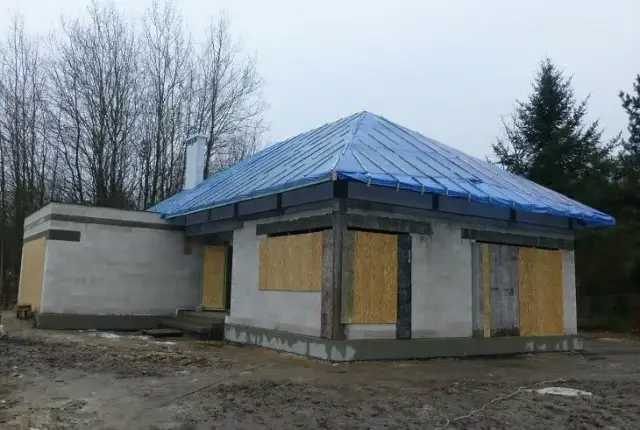 Dom bez dachu: jak zabezpieczyć budowę przed zimą i kosztami