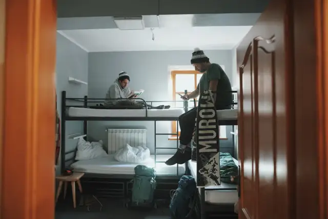 Ile kosztuje nocleg w schronisku? Sprawdź ceny i porady na sezon