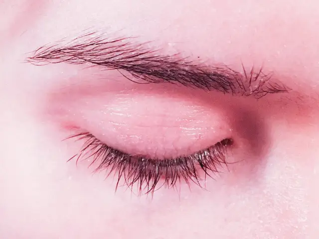 Usuwanie przedłużanych rzęs: Jak to zrobić bezpiecznie w domu?