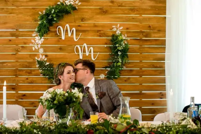 Wesele rustykalne: Strój gościa z klasą. Jak uniknąć wpadek?