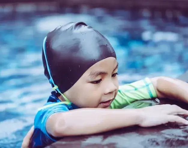 Ile kosztuje godzina nauki pływania? Ceny, które Cię zaskoczą