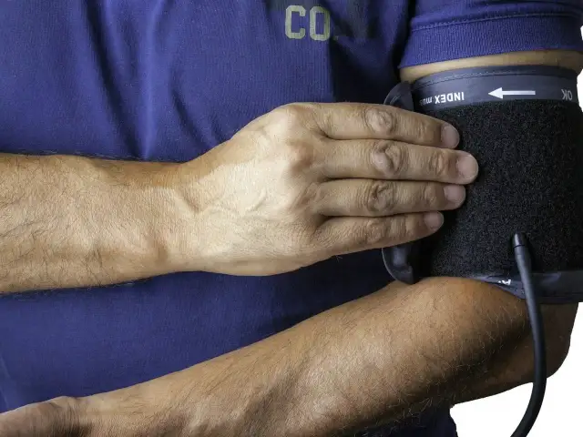 Skoki ciśnienia i uderzenia gorąca: Co znaczą i jak reagować?