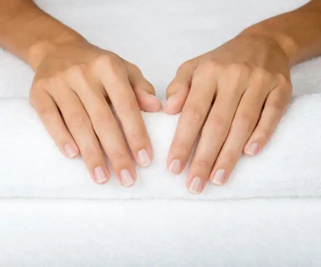 Ile trwa manicure japoński? Sprawdź, jak długo zajmuje cały zabieg i etapy