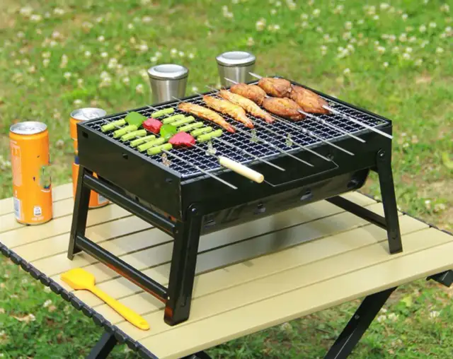 Grill turystyczny: Jaki wybrać na balkon, działkę, kemping?