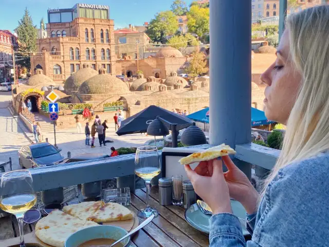 Tbilisi gdzie zjeść - odkryj najlepsze restauracje z gruzińską kuchnią