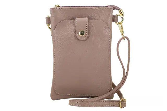 Różowy tor na telefon ze skóry z klapką i złotym zatrzaskiem. Idealny do noszenia na co dzień.