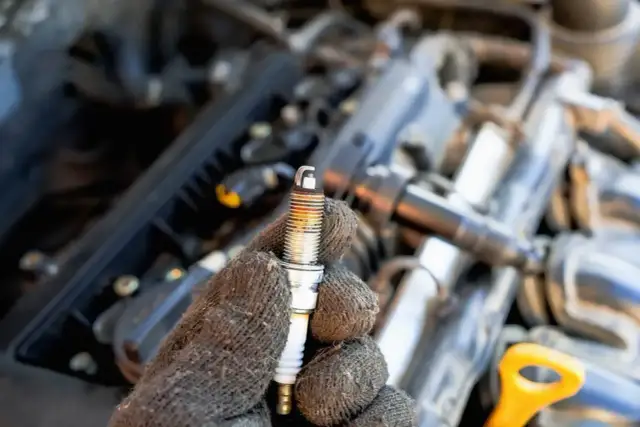 Objawy zużytych świec zapłonowych - czy to problem Twojego auta?