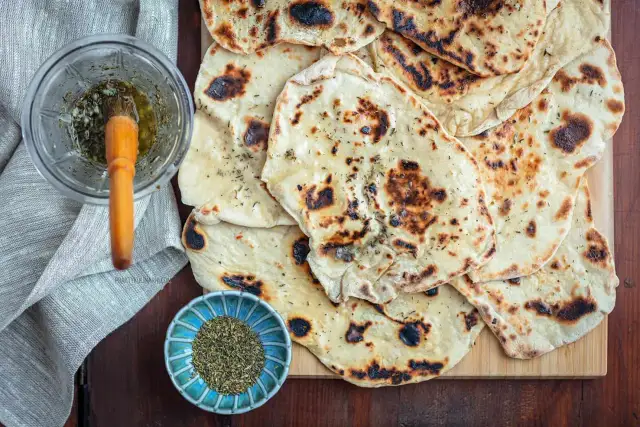 Gdzie kupić chlebek naan? Sklepy, online, marki i ceny w PL