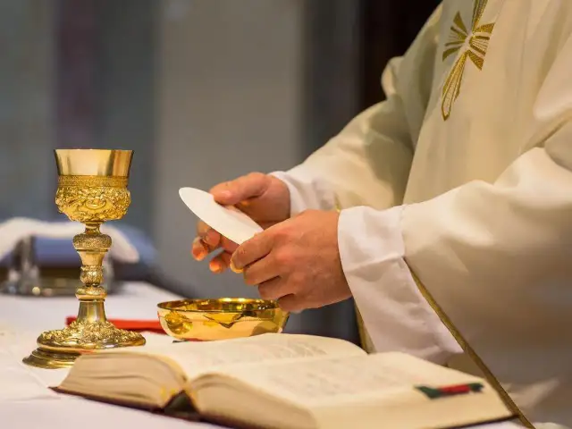 Ile trwa msza rezurekcyjna? Odkryj, co wpływa na jej długość