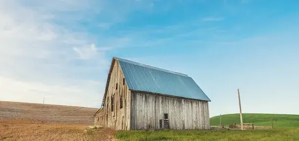 Czy od budynku gospodarczego płaci się podatek? Sprawdź stawki i zasady