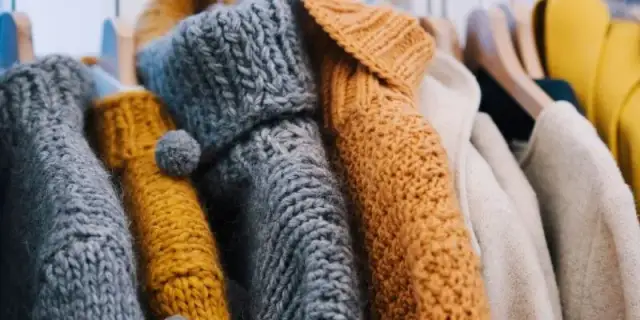 Jak suszyć sweter, aby uniknąć deformacji i zachować kształt