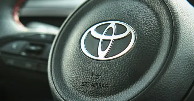 Kierownica z logo Toyota, symbolem marki samochodów. Widoczny napis SRS AIRBAG.
