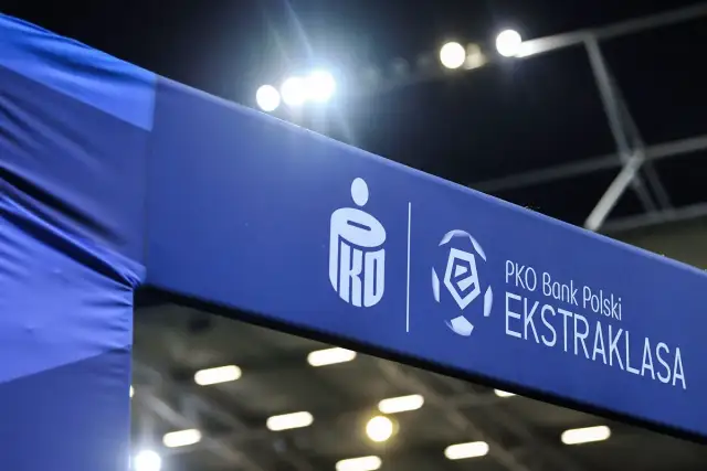 Niebieska wstęga z logo PKO Bank Polski Ekstraklasa. Czekamy na początek ekstraklasy!
