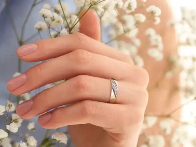 Obrączka na lewej ręce w Polsce: co symbolizuje i dlaczego?