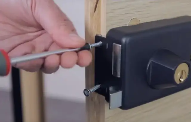 Jak zrobić zamek do szafki – proste kroki, które musisz znać