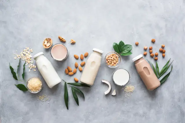 Szukasz odpowiedzi na pytanie: jakie mleko dla dwulatka? Na zdjęciu różne rodzaje napojów roślinnych: migdałowe, sojowe, ryżowe, orzechowe, owsiane, kokosowe.