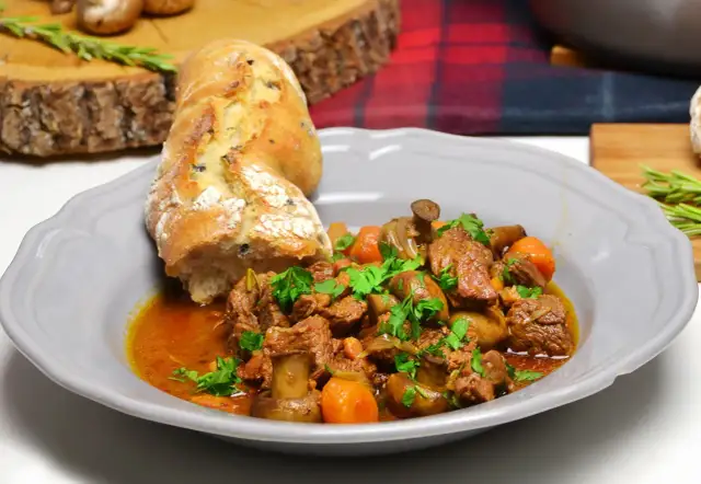 Wołowina po burgundzku: Perfekcyjny przepis krok po kroku
