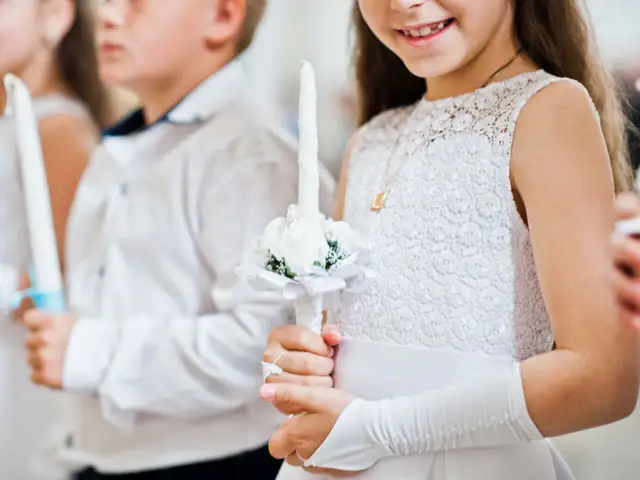 Prezent na Komunię wnuczki 2026: Ile dać i co wybrać?