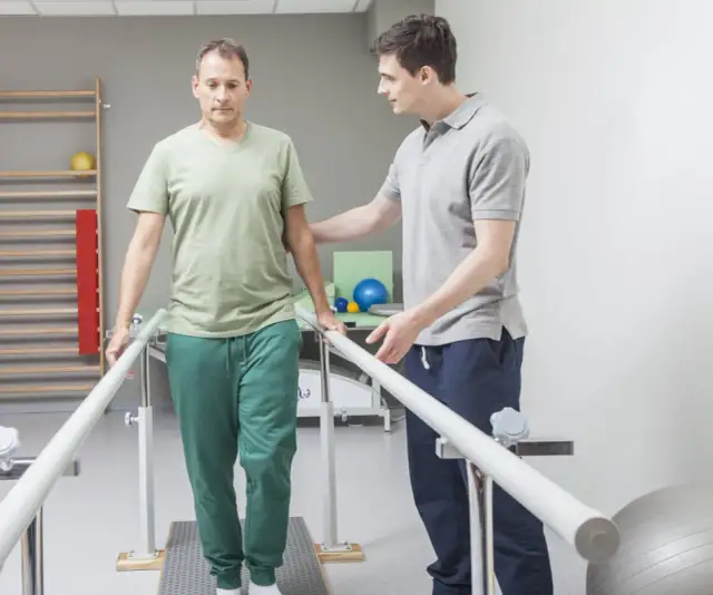 Poprawna pisownia: rehabilitacja. Skąd to "h"?