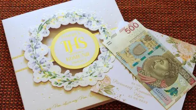 Ile dziadkowie dają na komunię? Kwoty i prezenty 2024