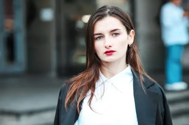 Jaka bluzka do zdjęcia do dowodu, aby uniknąć niepowodzenia?