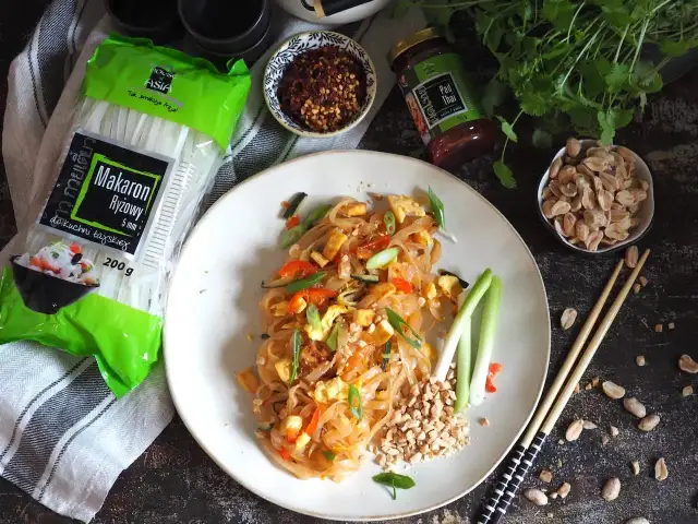 Pyszny pad thai z jajkiem, makaronem ryżowym i orzeszkami ziemnymi, gotowy do spożycia.
