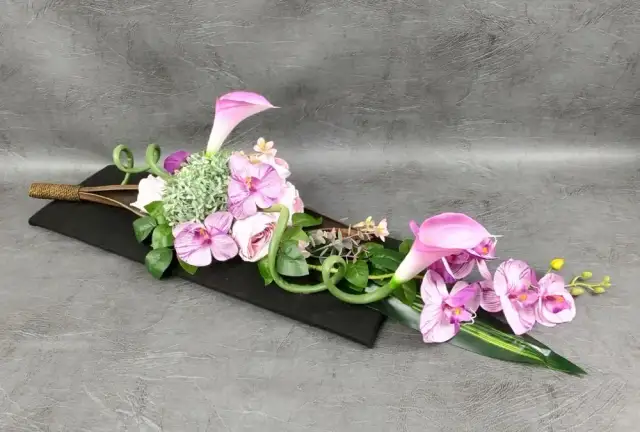 Sztuczne kwiaty jak żywe na cmentarz – trwałe i piękne dekoracje grobów