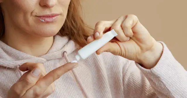 Maść ichtiolowa na pryszcze: Czy pomoże na bolesne gule?