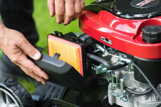 Jak wymienić olej w kosiarce NAC i uniknąć najczęstszych błędów