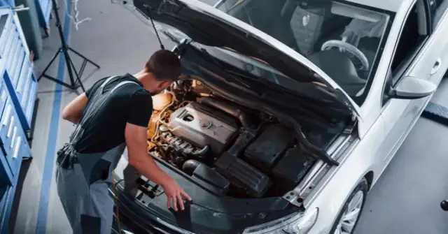 Co pod maską samochodu? Kluczowe elementy, które musisz znać