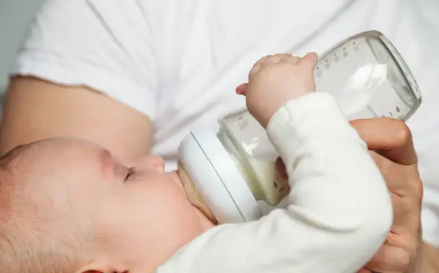 Ile powinno jeść 4-miesięczne dziecko mleka modyfikowanego, aby nie mieć problemów z karmieniem?