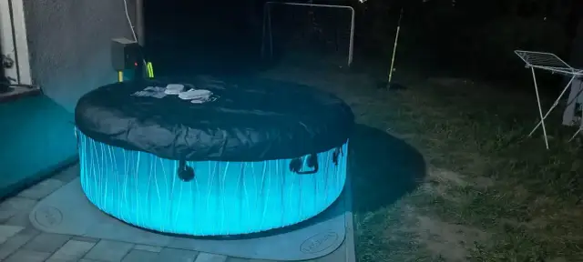 Nocny relaks w ogrodzie z podświetlanym Lay-Z-Spa Miami. Idealne miejsce na leniwe chwile.