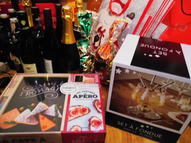 Zestawy serów, tartinek i fondue to świetne pomysły na to, co warto przywieźć z Francji.