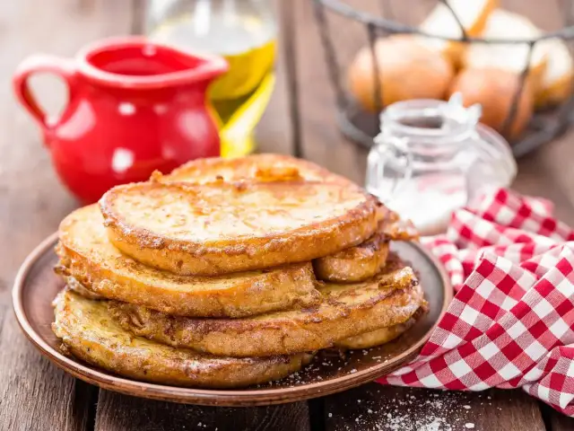 Chleb w jajku: Szybki przepis na smak dzieciństwa zrób go sam!