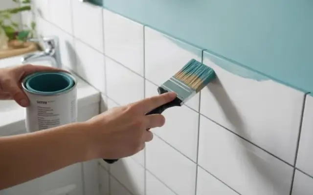 Jak odnowić łazienkę bez wymiany płytek: 5 tanich sposobów