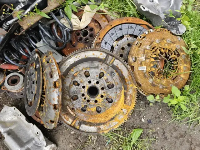 Co robić przy spalonym sprzęgle? Objawy i ważne kroki naprawy