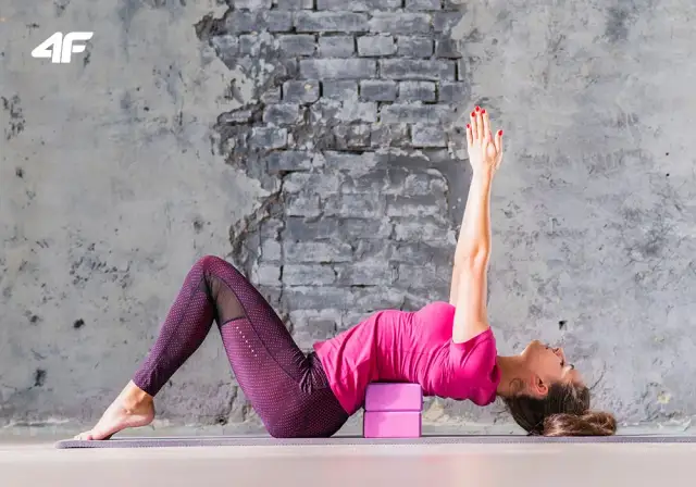 Jak używać wałka do jogi? Praktyczny przewodnik i korzyści