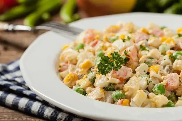 Czy solić warzywa na sałatkę? Poznaj opinie szefów kuchni