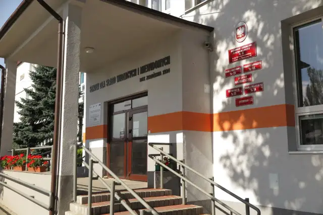 Budynek szkoły dla słabowidzących i niewidomych z napisem "Szkoły dla słabo widzących i niewidomych" i rokiem założenia 1934.