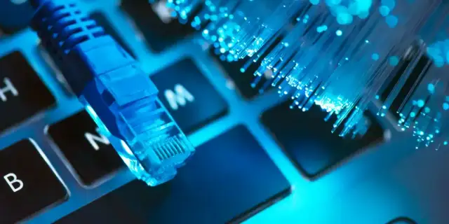 Ile kosztuje podłączenie światłowodu w bloku? Niskie opłaty i promocje