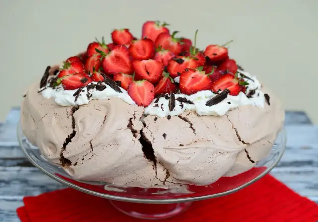 Jak upiec bezę do malinowej chmurki, aby była idealnie chrupiąca