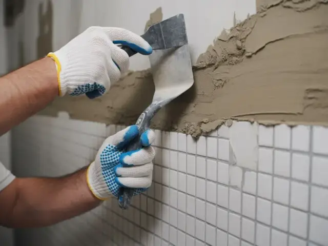 Jak usunąć tynk mozaikowy? Poradnik krok po kroku i cenne wskazówki