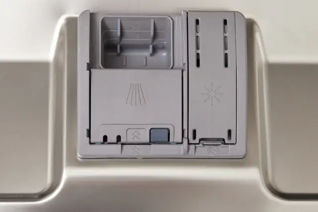 Zmywarka: gdzie wlać płyn czyszczący? Prosta instrukcja i błędy