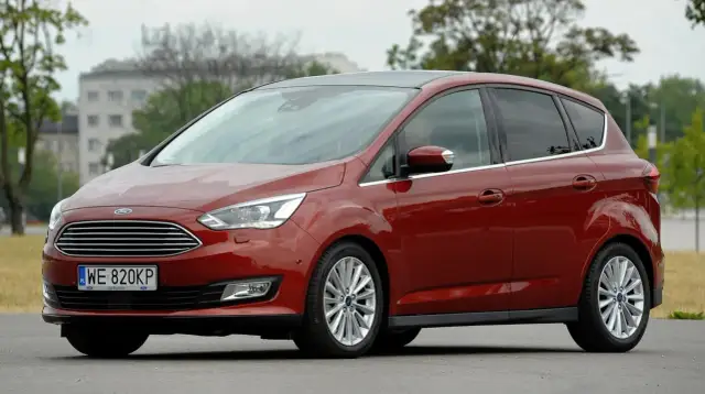 Pojemność baku Ford C-Max: 53 czy 60 litrów? Zasięg, rezerwa