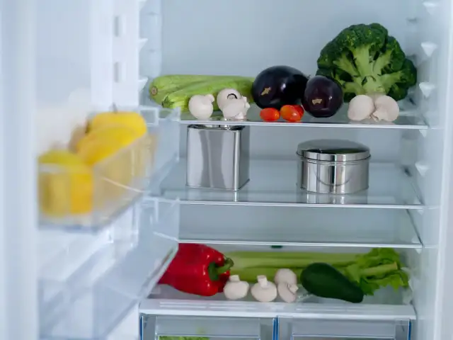 Lodówka: Ile wat i jak obniżyć rachunki za prąd? Poradnik eksperta