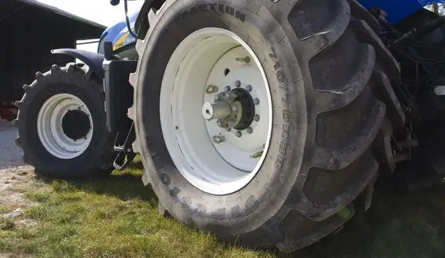 Jakiej firmy opony do ciągnika wybrać, aby uniknąć problemów?